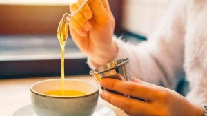 গরম পানিতে মধু মিশিয়ে খেলে কি ওজন কমে